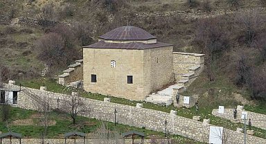 200 yıllık mescit zamana direniyor