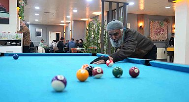 68 yaşındaki Turgut Dede, bilardo tutkusunu 35 yıldır sürdürüyor