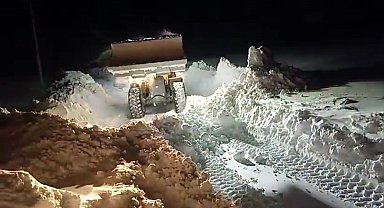 Adilcevaz'da karla mücadele çalışması devam ediyor