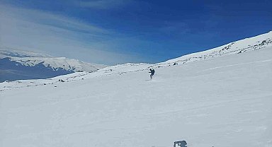 Ağrı Dağının zirvesine çıkan Alman dağcılar 4200 metrede kayak yaptılar