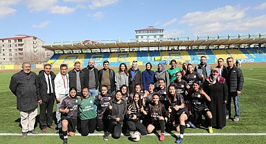 Ağrı'da Aile ve Sosyal Politikalar Kız Futbol Takımı 76 Iğdır Spor'u yendi