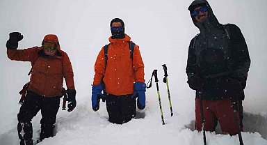 Ağrı'da dağcılar kar ve tipi engeline takıldı