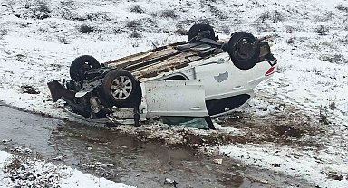 Ahlat'ta otomobil takla attı: 1 yaralı