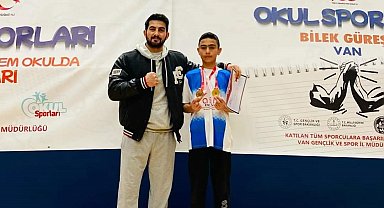 Ahlatlı öğrenci bilek güreşinde bölge birincisi oldu