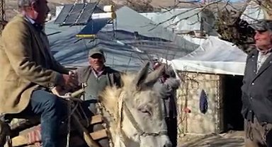 Arabanın çıkamadığı köye eşek sırtında giderek oy istedi