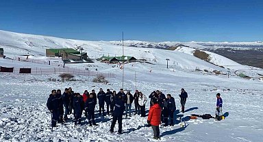 Aras'tan çığda arama ve kurtarma eğitimi