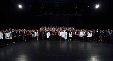 Atatürk Üniversitesi'nde Tıp Bayramı ve geleneksel önlük giydirme töreni