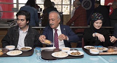 Atatürk Üniversitesinden öğrencilerine ücretsiz iftar yemeği