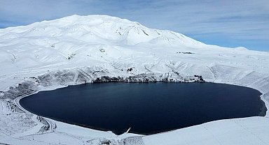 Aygır Gölü yeniden beyaza büründü
