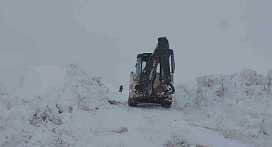 Baharda 4 metrelik karda yol açma çalışması