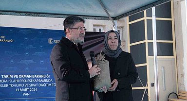 Bakan Yumaklı, Vanlı çiftçilere tohum dağıttı