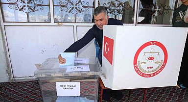 Başkale'de hasta ve engelliler seyyar sandıkta oy kullandı