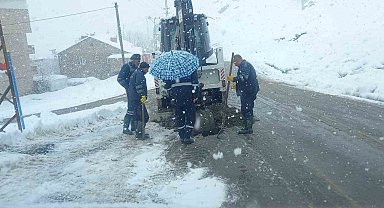 Belediye ekiplerinin kar altındaki zorlu çalışması