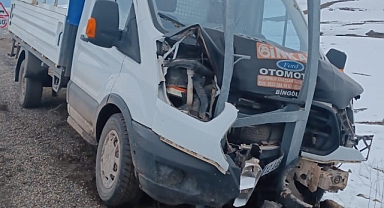 Bingöl'de Kontrolden çıkan kamyonet direğe çarptı: 3 yaralı