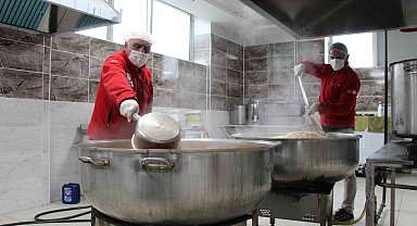 Bingöl'de Türk Kızılayı, Ramazan ayında ihtiyaç sahipleri için sıcak yemekler pişiriyor