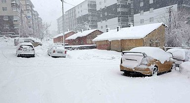 Bitlis'te 75 köy yolu ulaşıma kapandı, okullar 1 gün tatil edildi