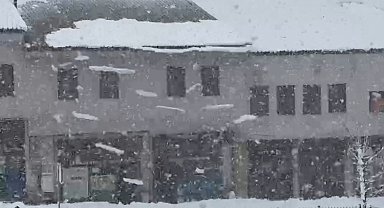 Bitlis'te çatıda biriken kar çığ gibi düştü