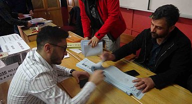 Bitlis'te oy kullanma işlemi başladı