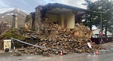 Bitlis'te sağanak yağışla bir taş ev yıkıldı