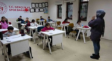 Bitlisli minik ressamlar gelecek vaat ediyor