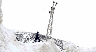 Çığ ve sulu kar elektrik direklerine zarar verdi: Ekiplerin zorlu mesaisi Ramazan'da da sürüyor