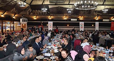 Çocuklar sevgi sofrasında iftar açtı