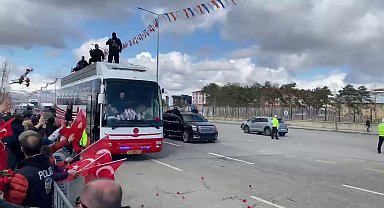 Cumhurbaşkanı Erdoğan geçerken yola karanfiller attılar