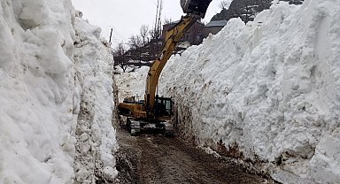 Dağlıca yoluna düşen çığ temizlendi