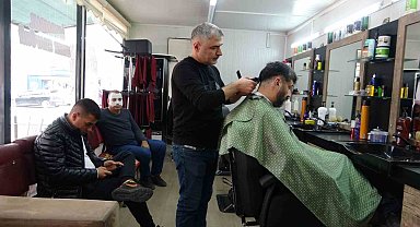 Depremde iş yeri yıkılan 40 yıllık berber mesleğini konteynerde sürdürüyor