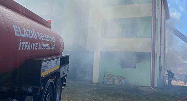 Elazığ'da 3 katlı binada korkutan yangın