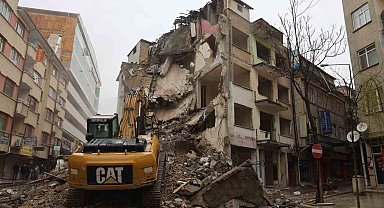 Elazığ'da ağır hasarlı yapıların yıkımı sürüyor