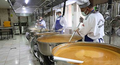 Elazığ'da dev kazanlar, iftar sofraları için kaynıyor