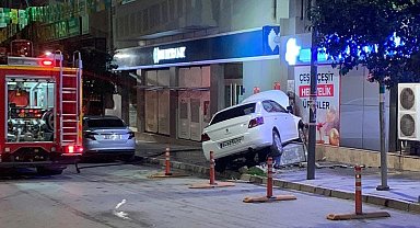 Elazığ'da kontrolden çıkan otomobil iş yerinin duvarına çaptı