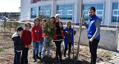 Elazığ'da öğrenciler fidanları toprak ile buluşturdu
