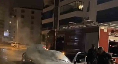 Elazığ'da park halindeki otomobil yandı