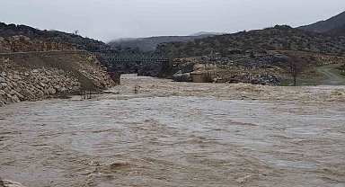 Elazığ'da sağanak yağış sonrası dereler coştu