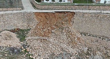 Elazığ'da yağışlarla birlikte istinat duvarı çöktü