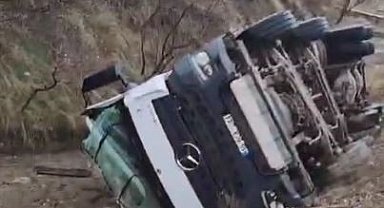 Elazığ'da yol çöktü, beton mikseri yan yattı