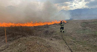 Erzincan'da örtü yangını büyümeden söndürüldü