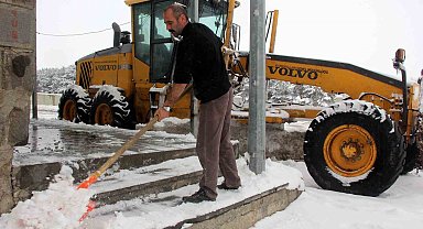 Erzincan'ın yüksek kesimlerinde kar yağışı etkili oldu