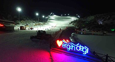 Erzincanlıların iftar sonrası aktivitesi Ergan'da gece kayağı oldu