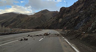 Erzurum - Artvin karayolunda heyelan