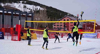 Erzurum'da kar voleybolu heyecanı