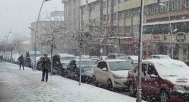Erzurum'da kar yağışı etkili oluyor, 147 köy yolu ulaşıma kapalı