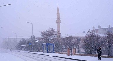 Erzurum'da kış geri döndü, 196 köy yolu kapalı