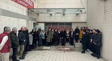 Eşi tarafından katledilen kadın, öldürüldüğü hastanenin önünde arkadaşları tarafından anıldı