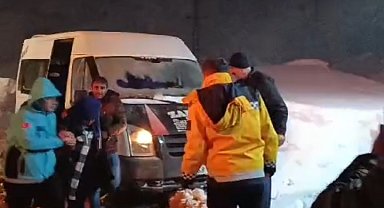 Fırtınada mahsur kalan arıza ekipleri kurtarıldı