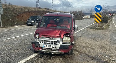 Hafif ticari araçlar çarpıştı, 1 yaralı