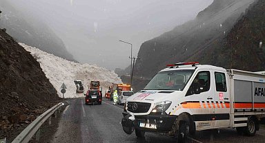 Hakkari-Çukurca kara yolu çığdan temizleniyor