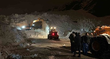 Hakkari-Çukurca karayoluna düşen çığlar ekipleri teyakkuza geçirdi